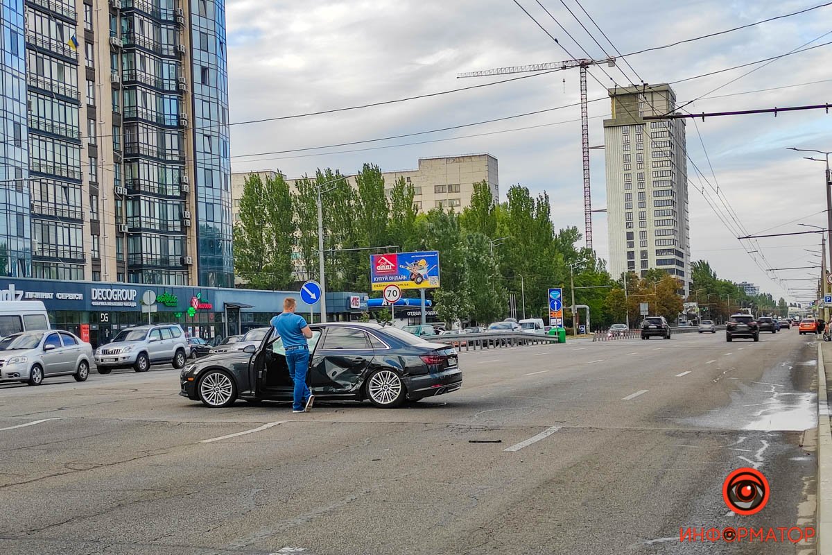 У Дніпрі на Набережній Перемоги Tesla врізалась у Audi 4