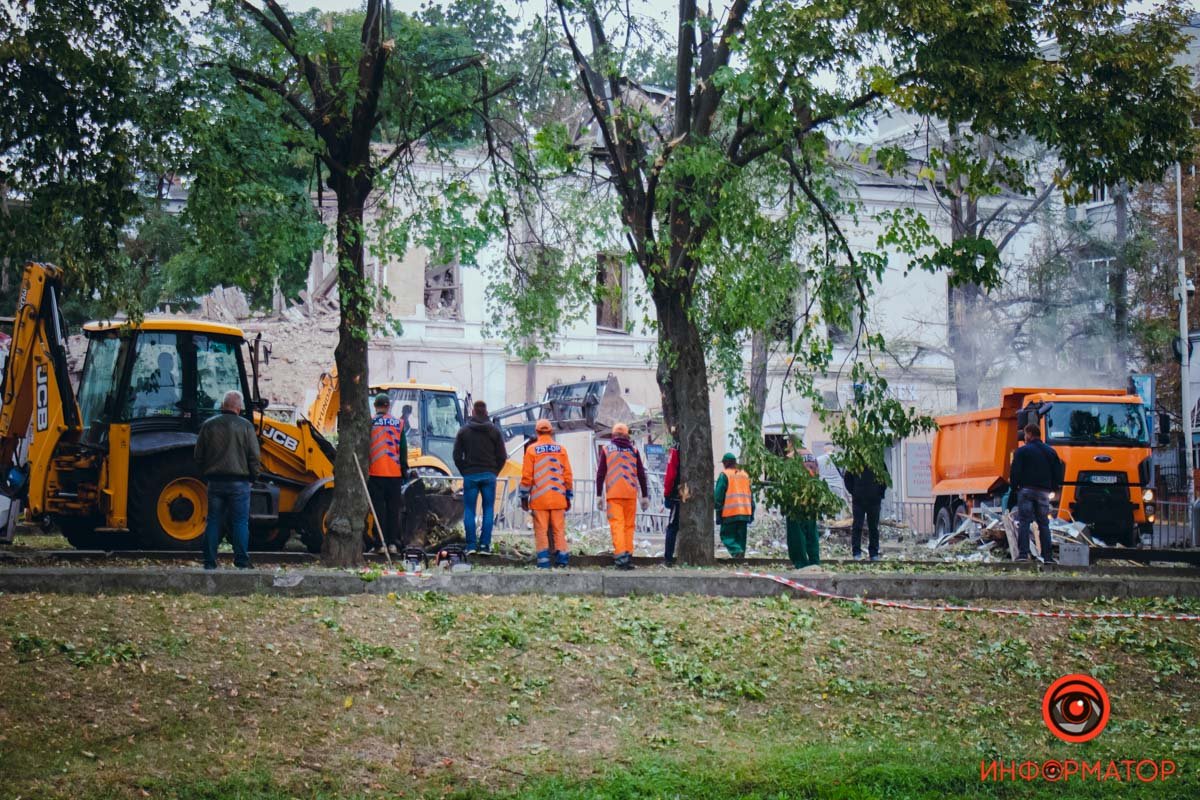 Як виглядає центр Дніпра, куди влучила російська ракета після Дня міста 11