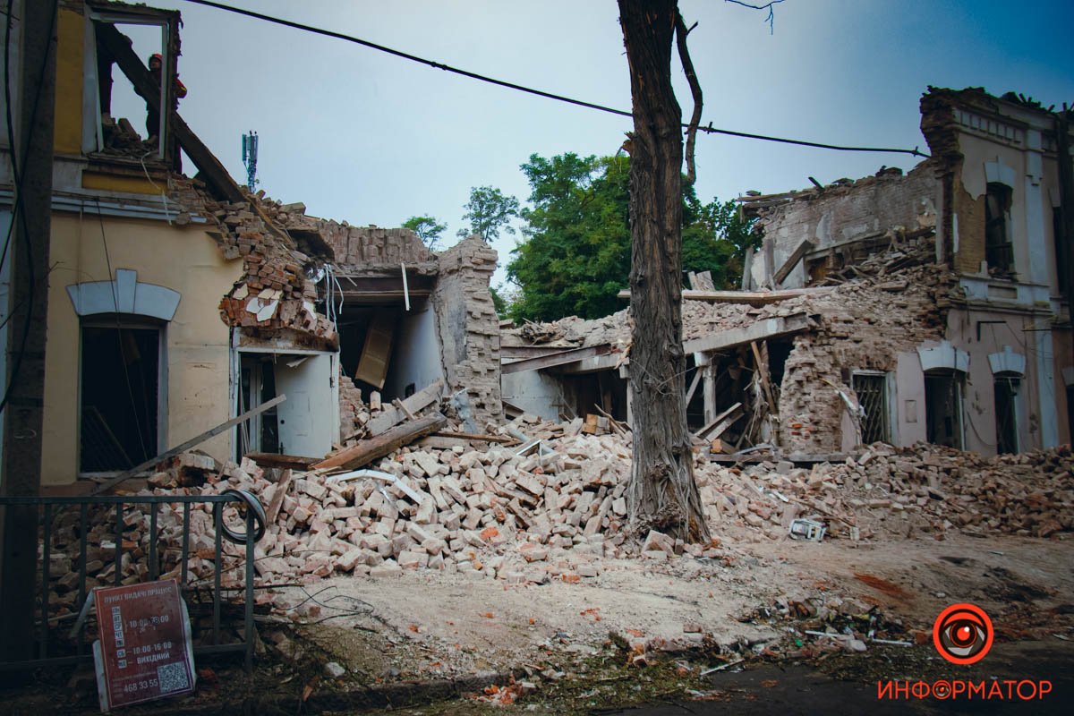 Як виглядає центр Дніпра, куди влучила російська ракета після Дня міста 9