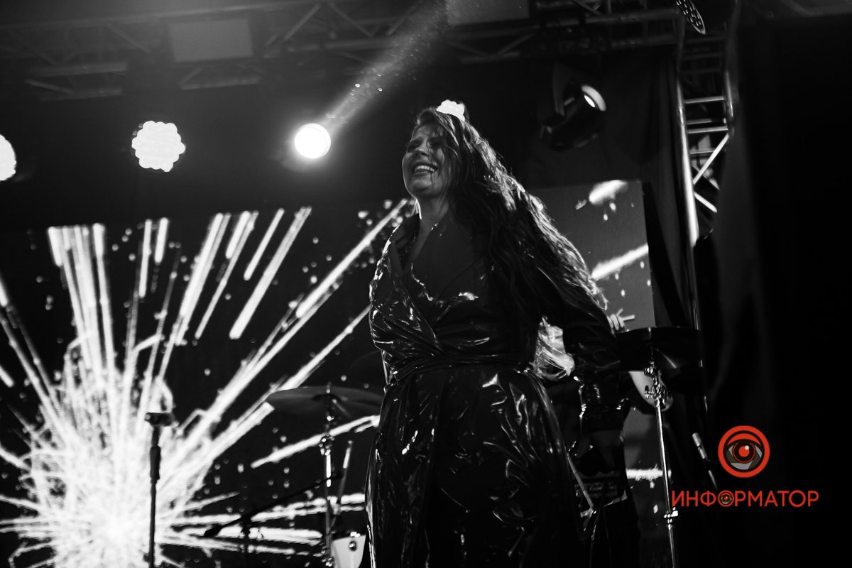 Як пройшов концерт KAZKA на станції метро у Дніпрі 16