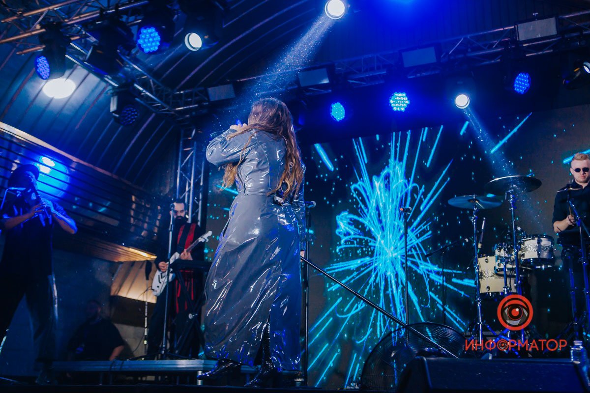 Як пройшов концерт KAZKA на станції метро у Дніпрі 15