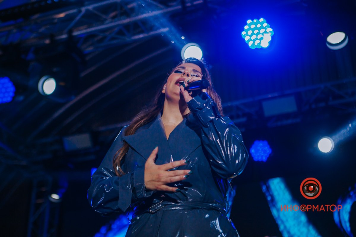 Як пройшов концерт KAZKA на станції метро у Дніпрі 14