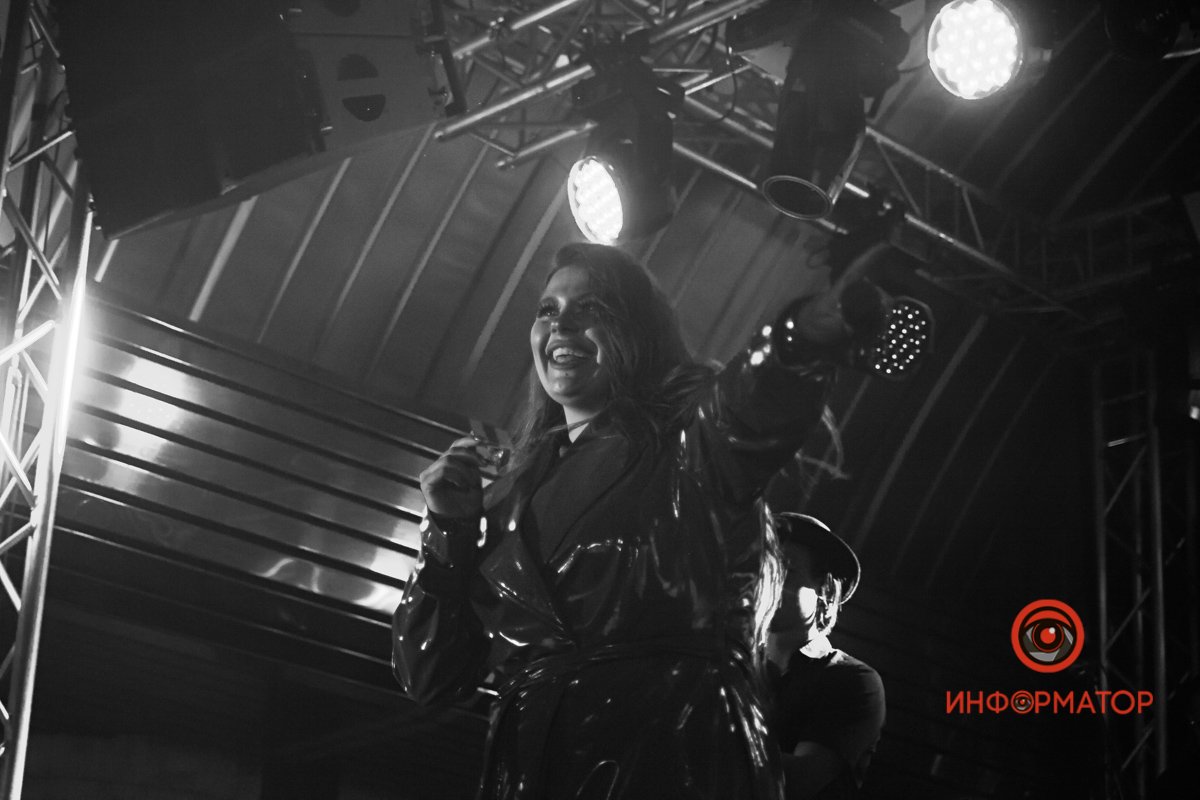 Як пройшов концерт KAZKA на станції метро у Дніпрі 11