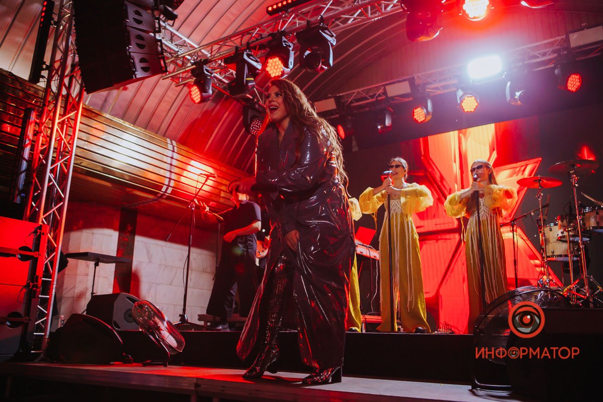 Як пройшов концерт KAZKA на станції метро у Дніпрі 9