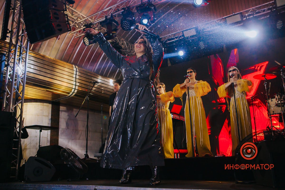 Як пройшов концерт KAZKA на станції метро у Дніпрі 8