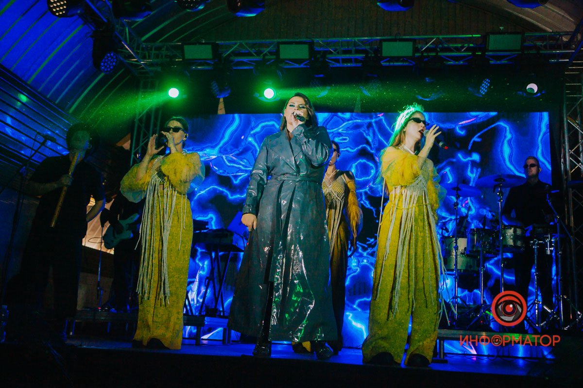 Як пройшов концерт KAZKA на станції метро у Дніпрі 6