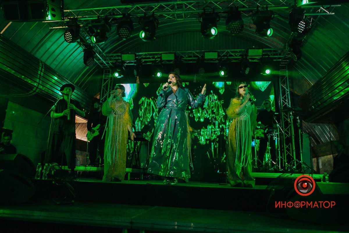 Як пройшов концерт KAZKA на станції метро у Дніпрі 5