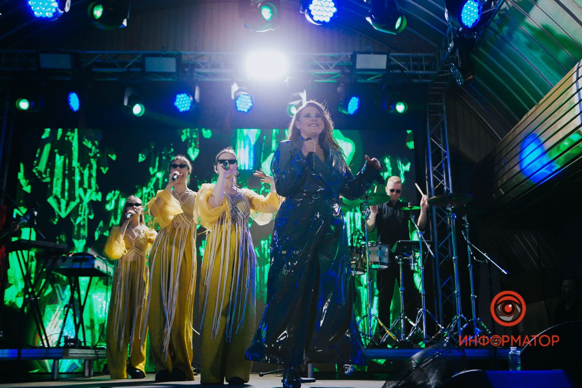 Як пройшов концерт KAZKA на станції метро у Дніпрі 4