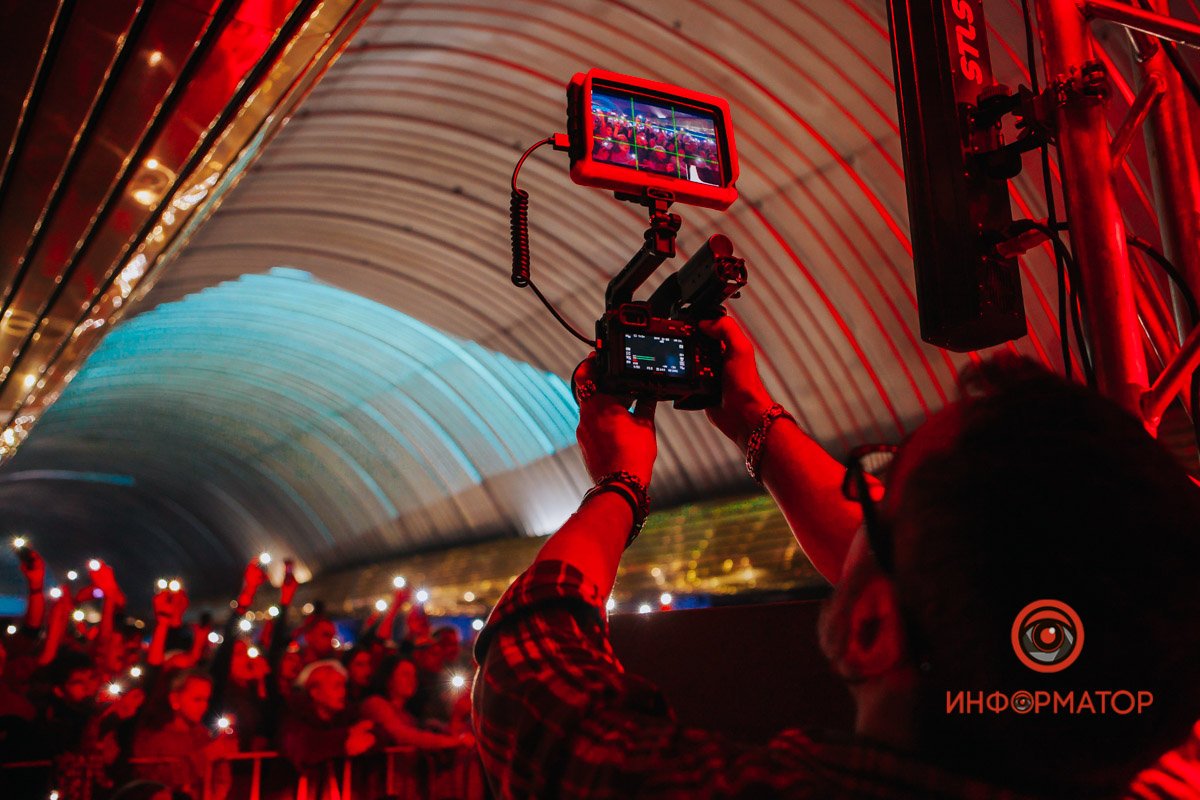 Як пройшов концерт KAZKA на станції метро у Дніпрі 1