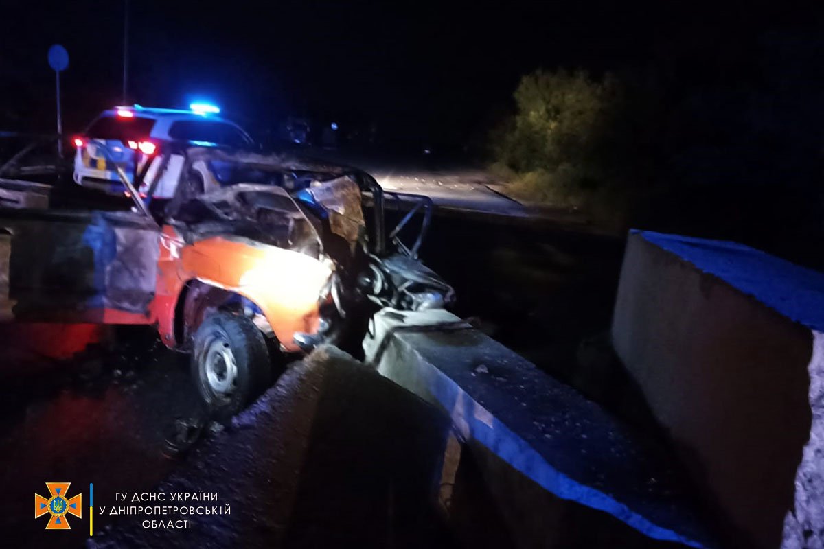 ВАЗ 2101 врізався у залізобетонний блок та загорівся