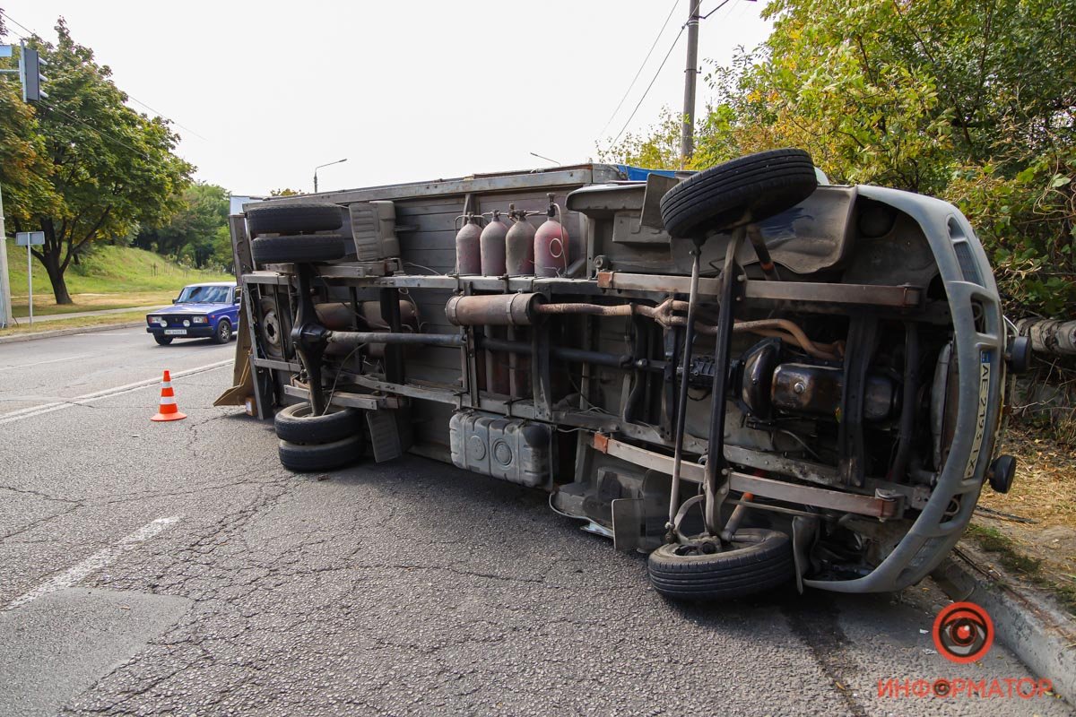  Водій зачепив ВАЗ, після чого вантажівка впала на бік