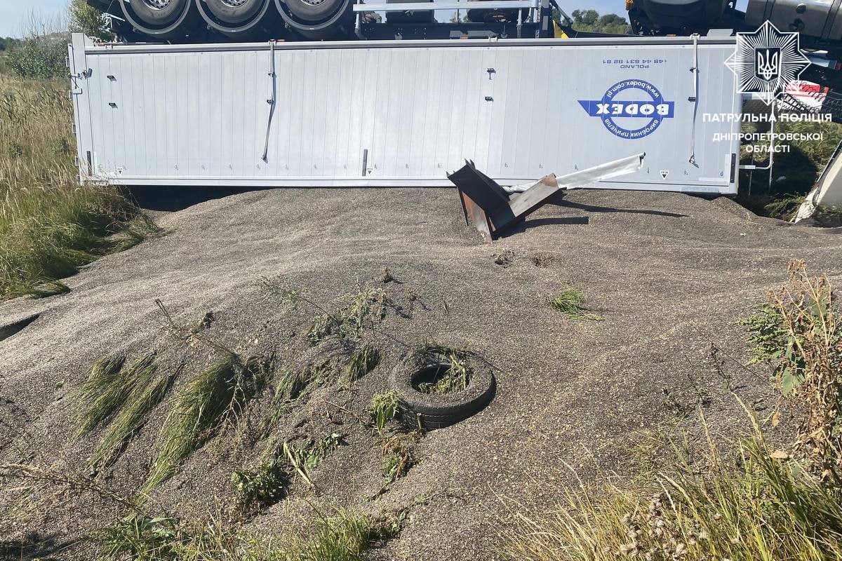 Водій вантажівки MAN не переконався у безпечності маневру та не впорався з керуванням Водій вантажівки MAN не переконався у безпечності маневру та не впорався з керуванням