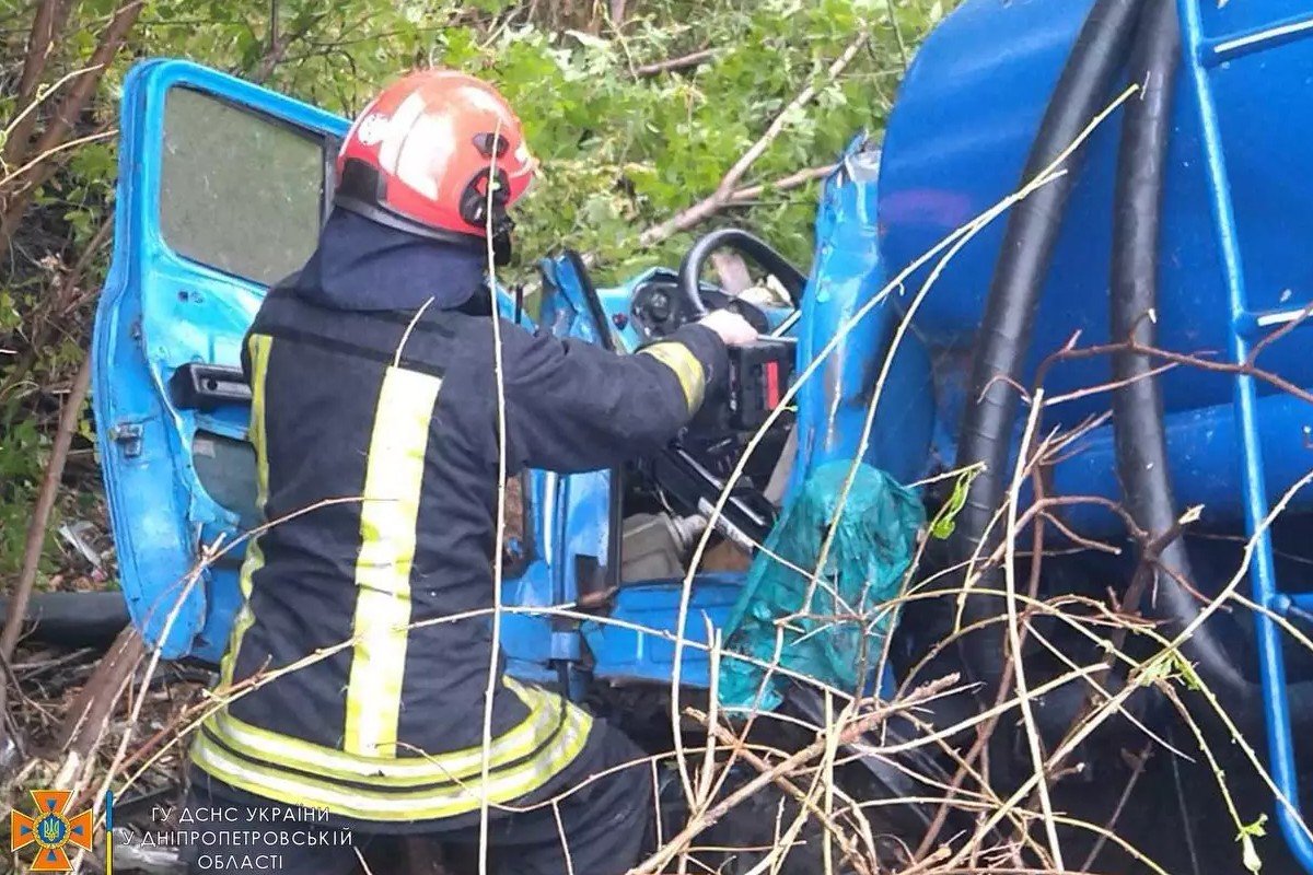 12 вересня на трасі М-04 (Знам'янка - Луганськ - Ізварине) між селами Миколаївка та Дмитрівка Синельниківського району трапилася аварія 12 вересня на трасі М-04 (Знам'янка - Луганськ - Ізварине) між селами Миколаївка та Дмитрівка Синельниківського району трапилася аварія