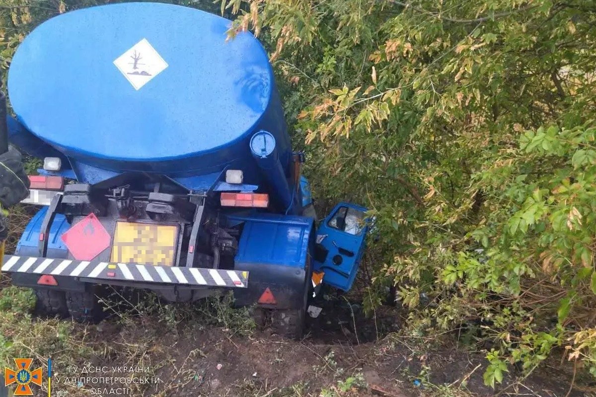 Тут бензовоз ГАЗ-53 врізався у дерево Тут бензовоз ГАЗ-53 врізався у дерево