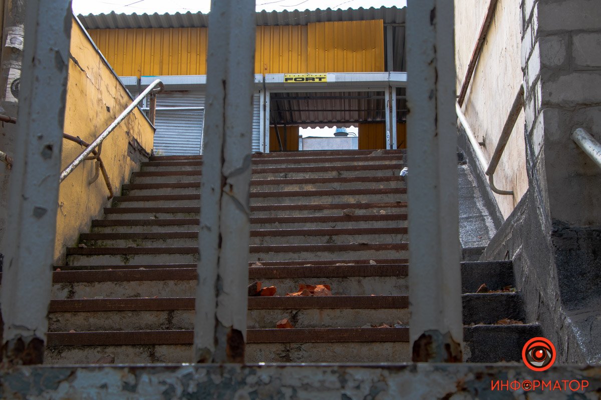 Вибиті вікна, шибки, розтрощені двері, понівечені балкони та будівлі Вибиті вікна, шибки, розтрощені двері, понівечені балкони та будівлі