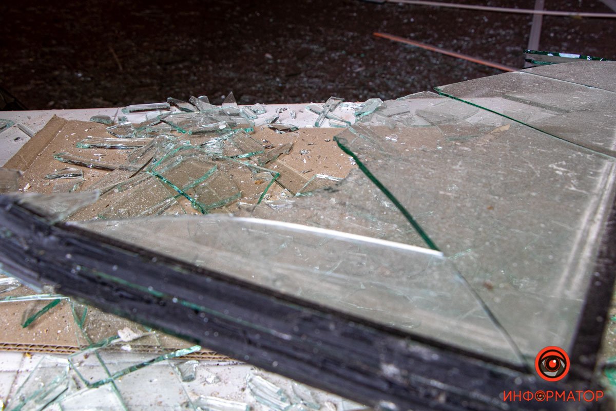 Магазин від вибухової хвилі врятувала наклеєна на вікна броньована плівка Магазин від вибухової хвилі врятувала наклеєна на вікна броньована плівка