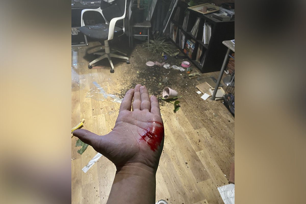 У цей момент у своїй квартирі, яка знаходиться в 50 метрах від прильоту, знаходився чоловік