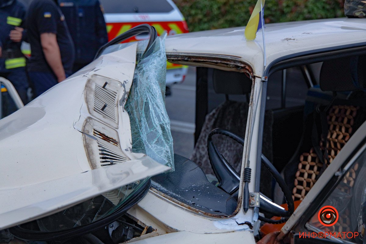 В Днепре на Лисиченко ВАЗ столкнулся с троллейбусом №20: женщина умерла в скорой, еще три человека пострадали 4