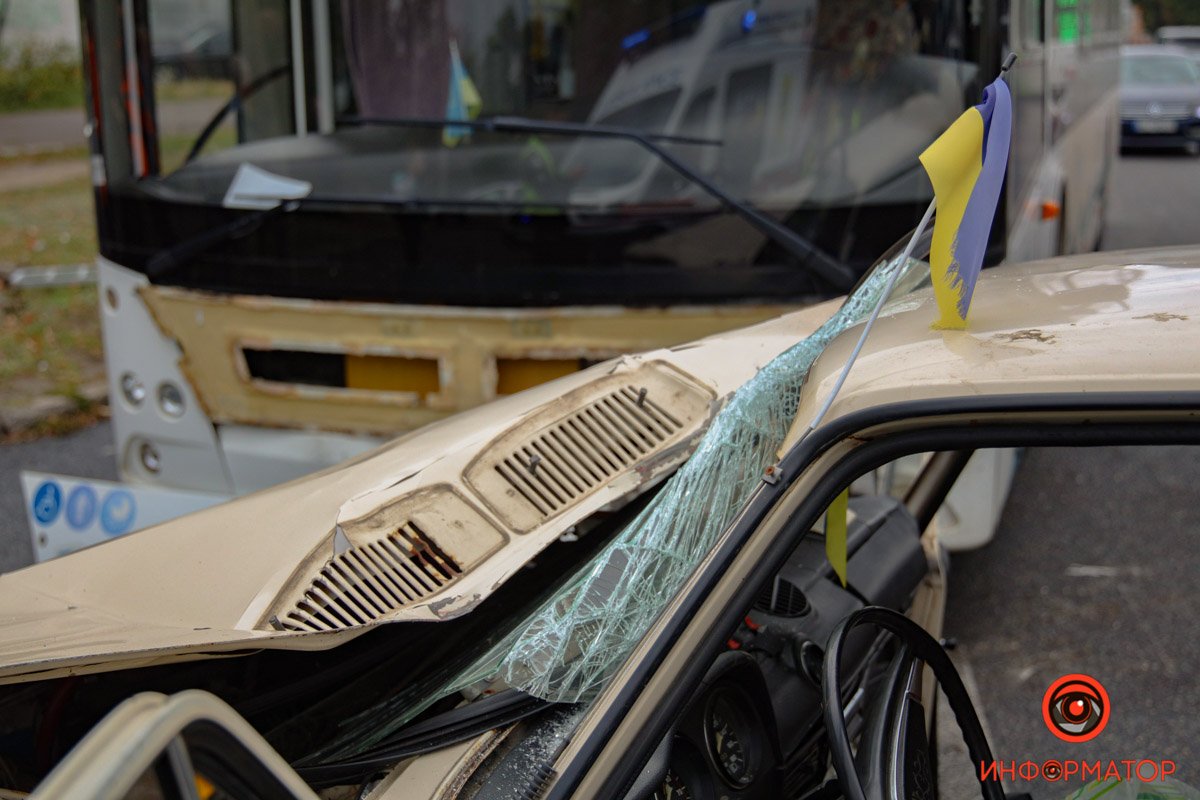 В Днепре на Лисиченко ВАЗ столкнулся с троллейбусом №20: женщина умерла в скорой, еще три человека пострадали 2