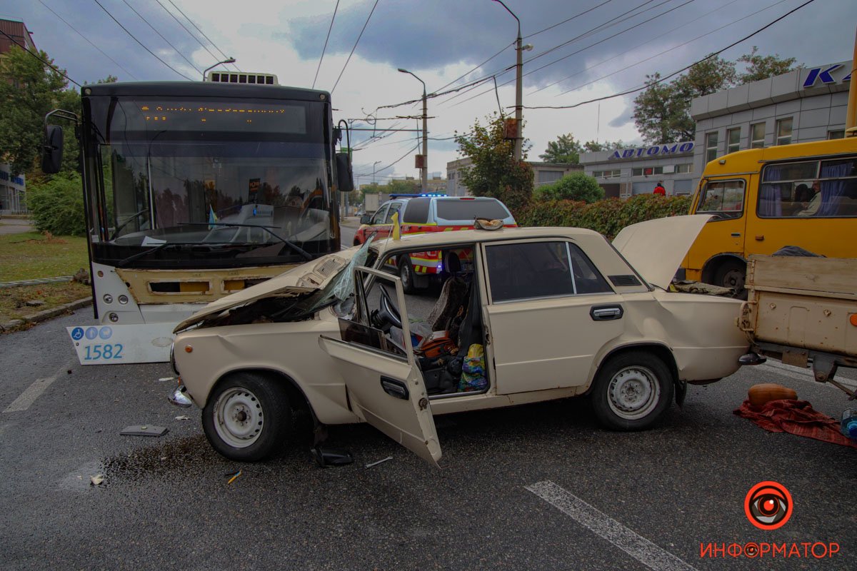 В Днепре на Лисиченко ВАЗ столкнулся с троллейбусом №20: женщина умерла в скорой, еще три человека пострадали 1