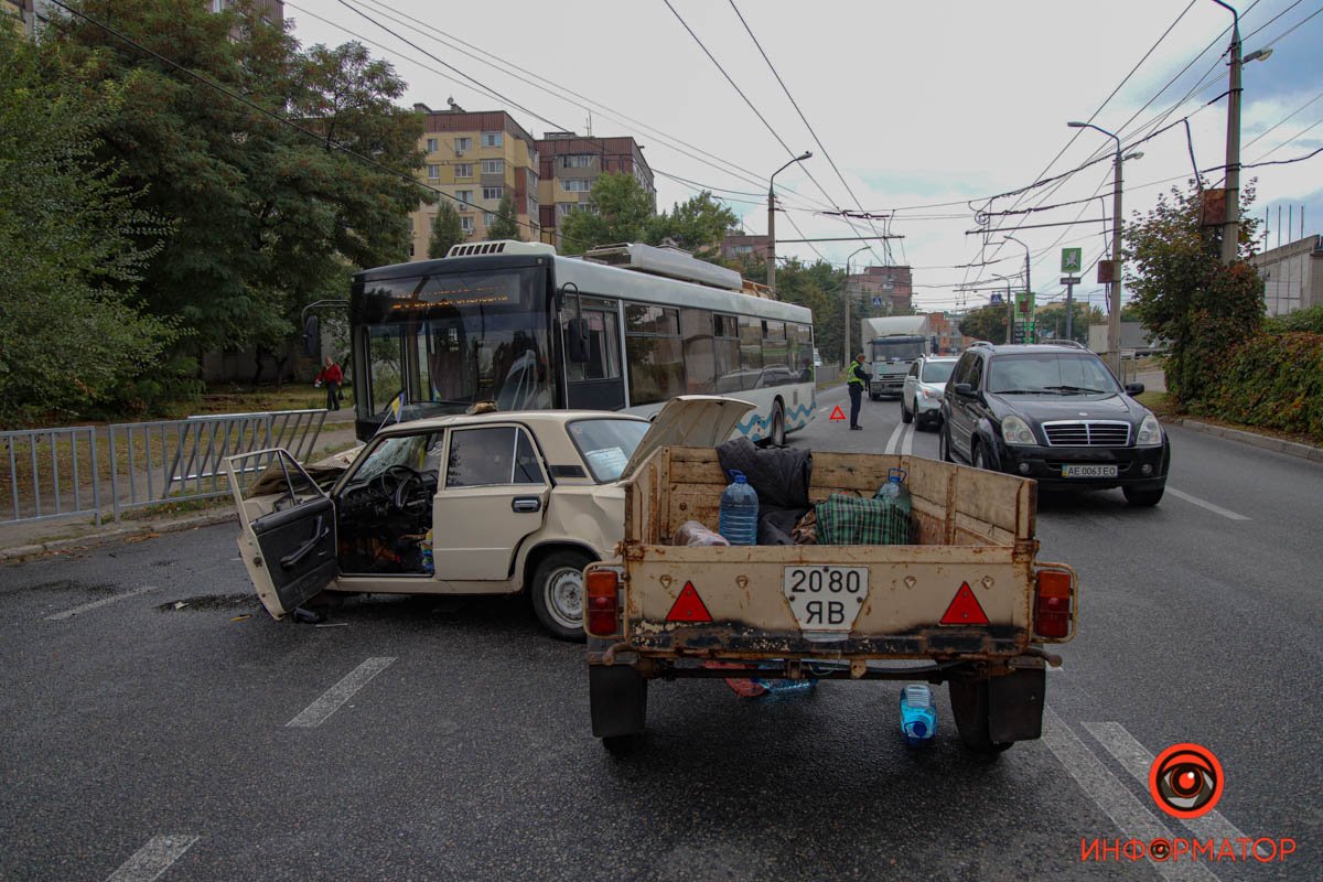 В Днепре на Лисиченко ВАЗ столкнулся с троллейбусом №20: женщина умерла в скорой, еще три человека пострадали 10