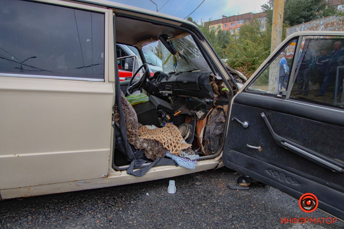 В Днепре на Лисиченко ВАЗ столкнулся с троллейбусом №20: женщина умерла в скорой, еще три человека пострадали 6