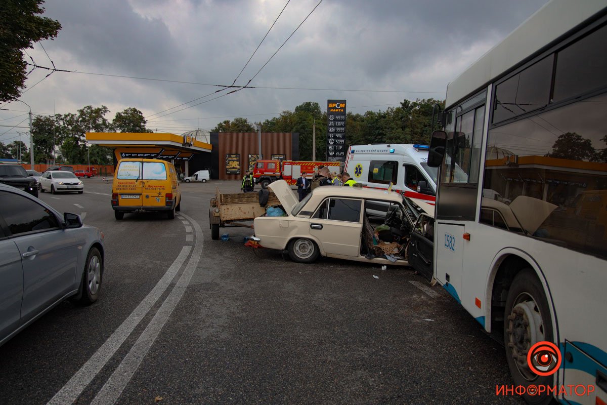 В Днепре на Лисиченко ВАЗ столкнулся с троллейбусом №20: женщина умерла в скорой, еще три человека пострадали 5