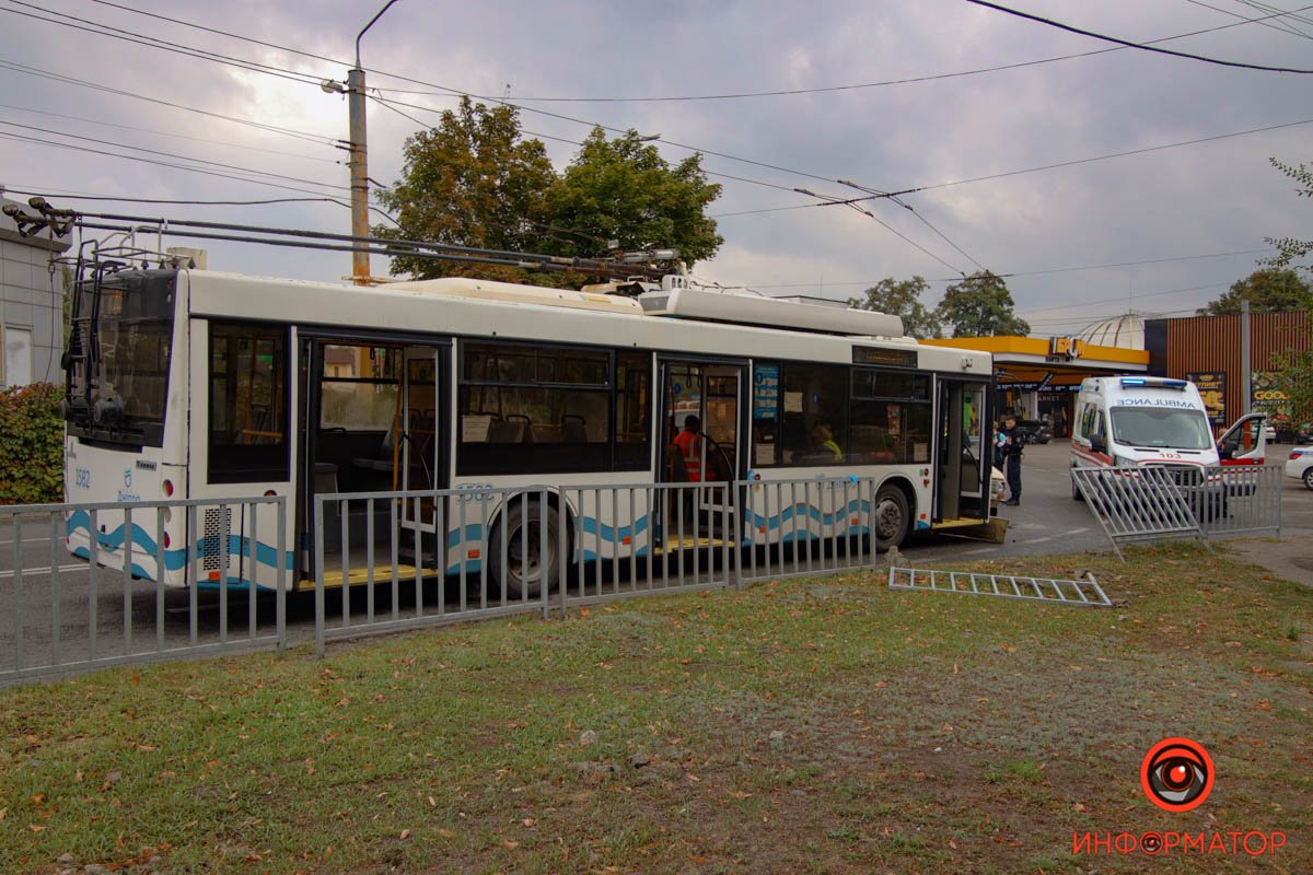 В Днепре на Лисиченко ВАЗ столкнулся с троллейбусом №20: женщина умерла в скорой, еще три человека пострадали 9