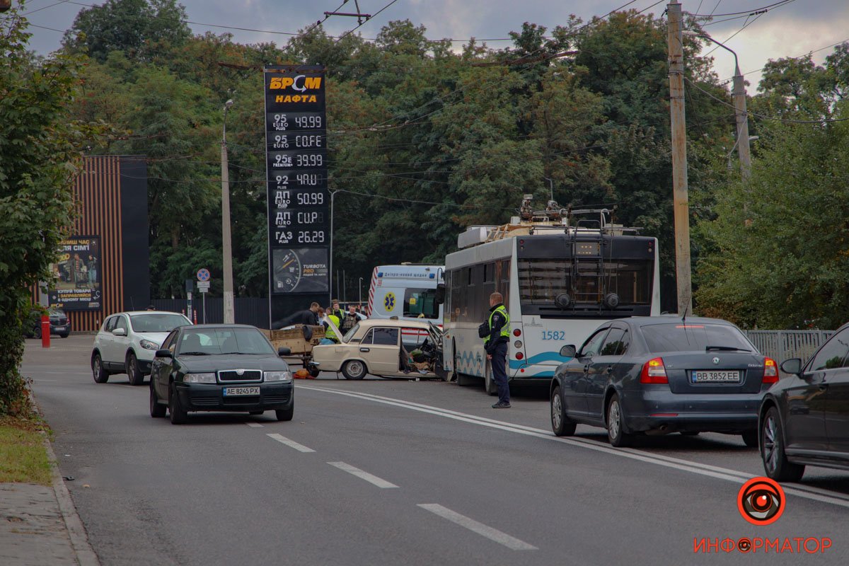 В Днепре на Лисиченко ВАЗ столкнулся с троллейбусом №20: женщина умерла в скорой, еще три человека пострадали 8