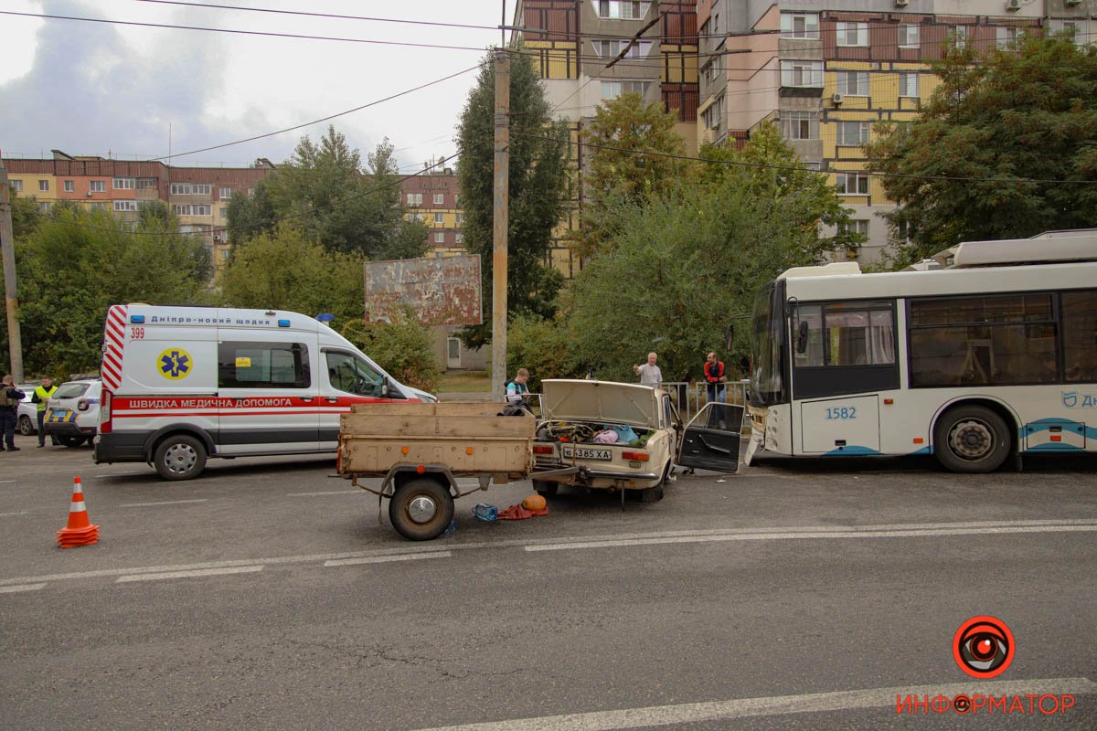 В Днепре на Лисиченко ВАЗ столкнулся с троллейбусом №20: женщина умерла в скорой, еще три человека пострадали 7