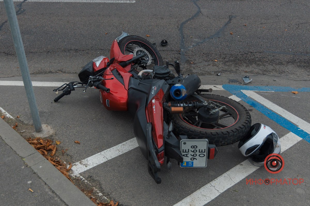 Мотоцикл на узбіччі біля парковки 