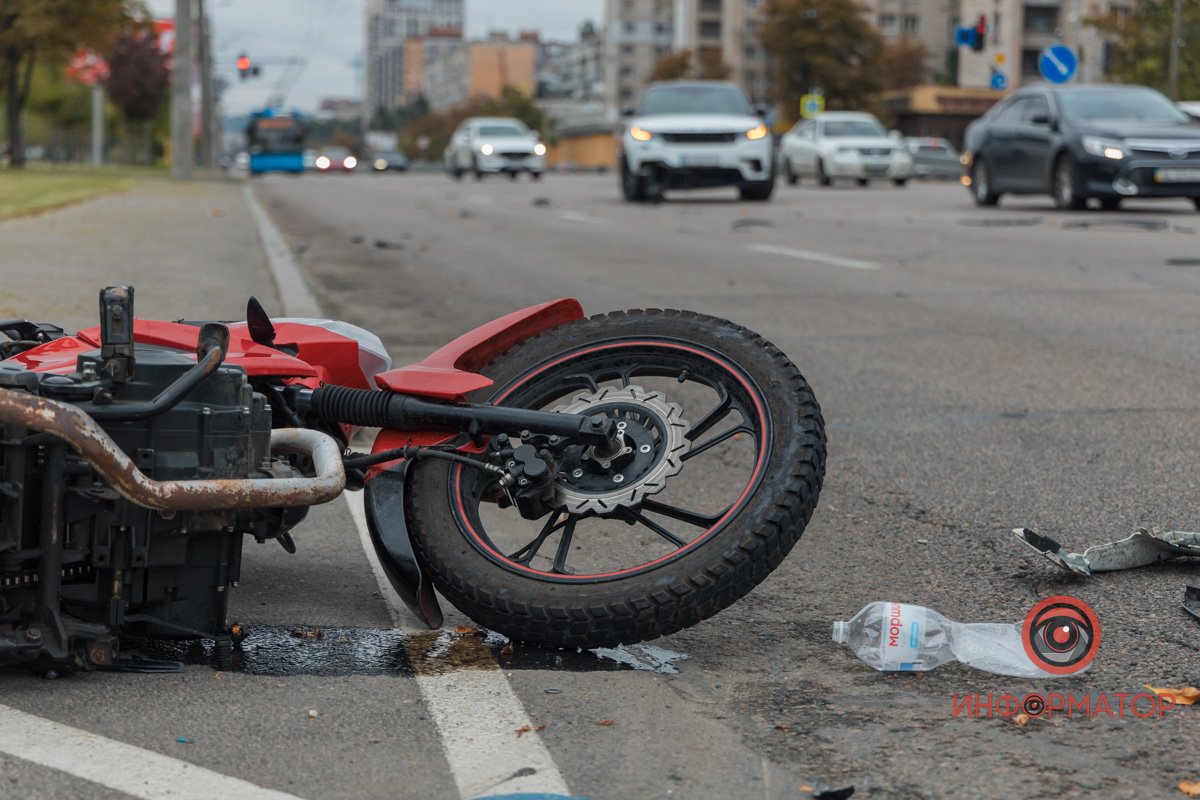 У водія двоколісного травмована нога 
