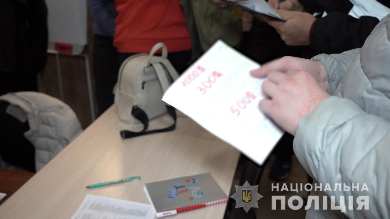 У Дніпрі шахраї привласнили майже 9 мільйонів гривень, які "збирали для ЗСУ": відео затримання 2