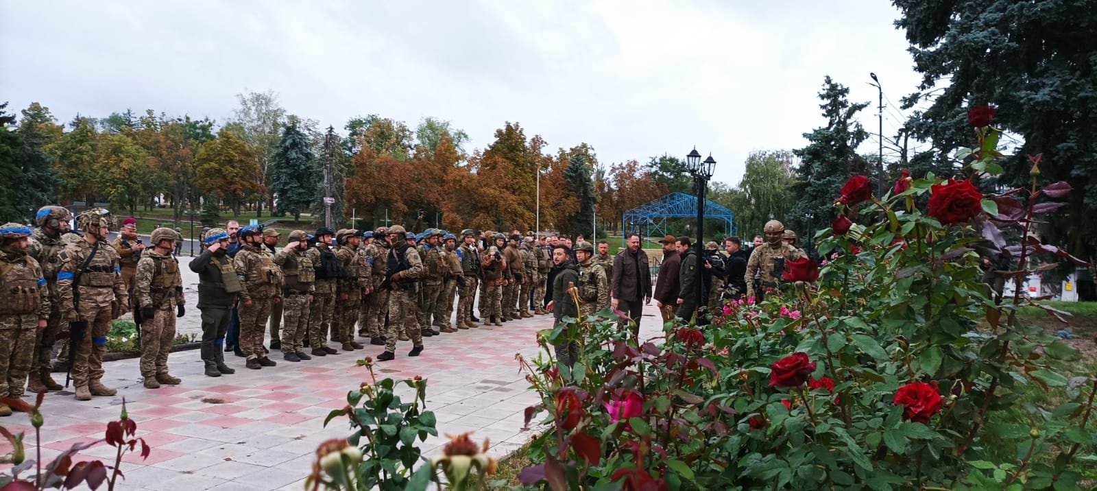 Зеленський під час підняття українського прапора