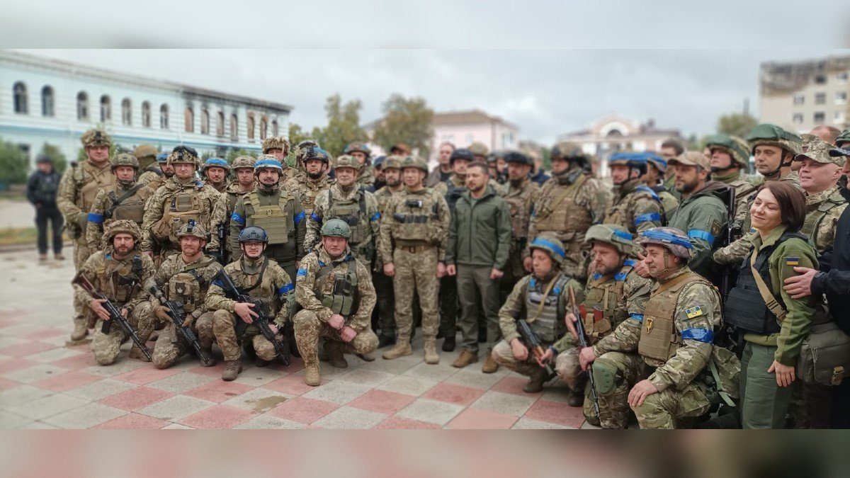 Зеленський та десантники з Дніпропетровської області підняли прапор України у звільненому Ізюмі