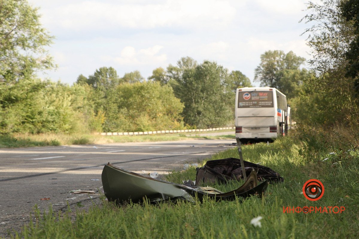 На трасі Дніпро - Кам’янське Chevrolet врізався у автобус: загинув водій легковика 5