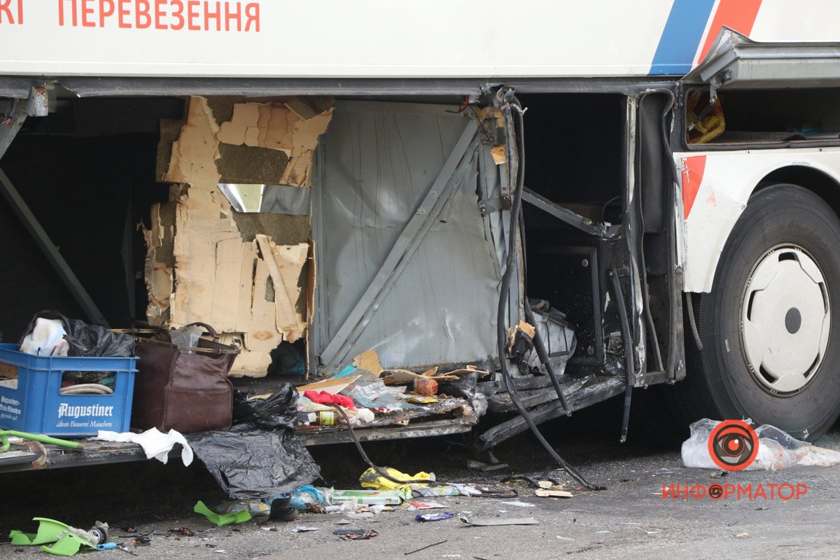 На трасі Дніпро - Кам’янське Chevrolet врізався у автобус: загинув водій легковика 3