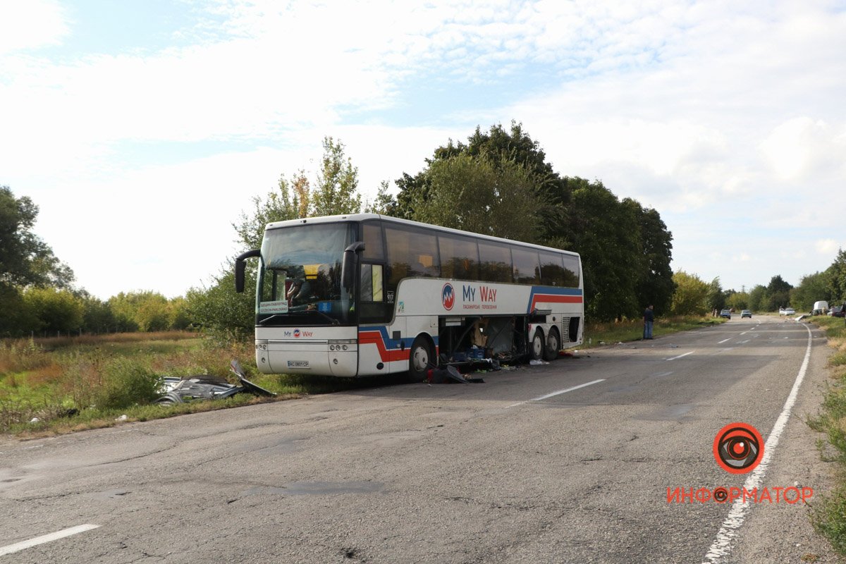 На трасі Дніпро - Кам’янське Chevrolet врізався у автобус: загинув водій легковика 2