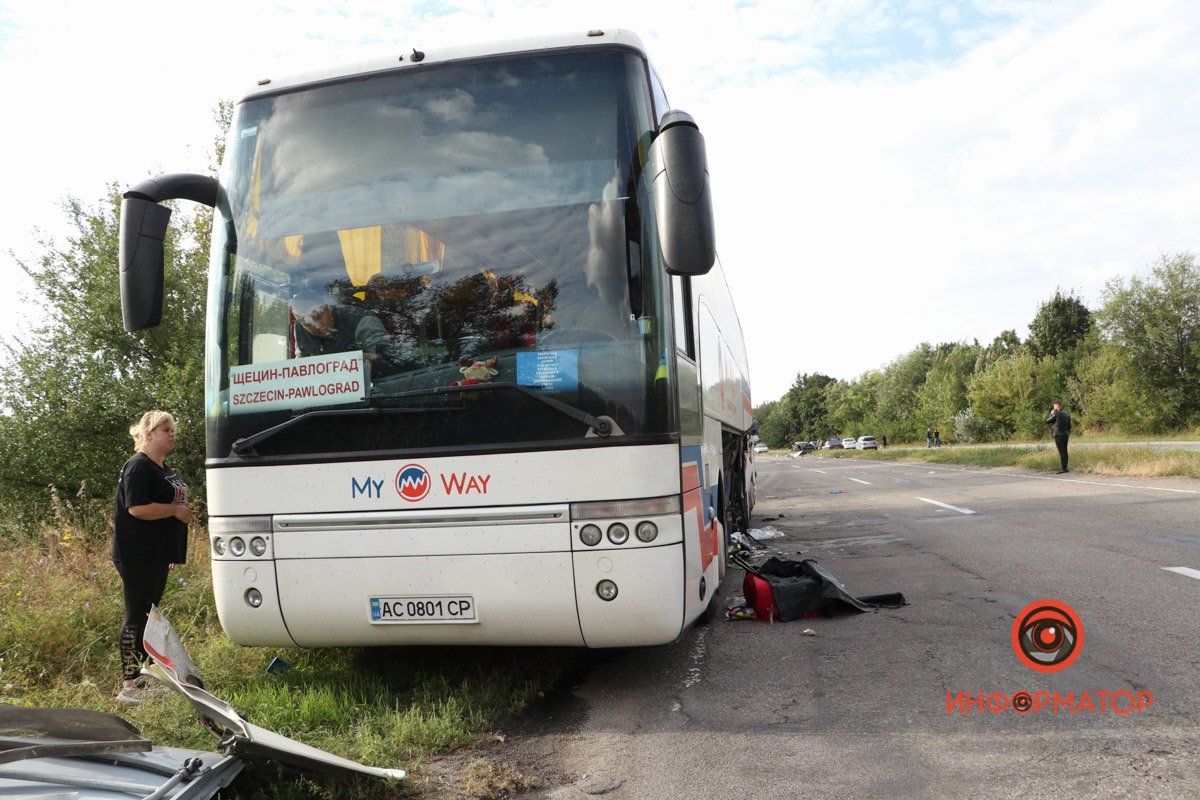 На трасі Дніпро - Кам’янське Chevrolet врізався у автобус: загинув водій легковика 1