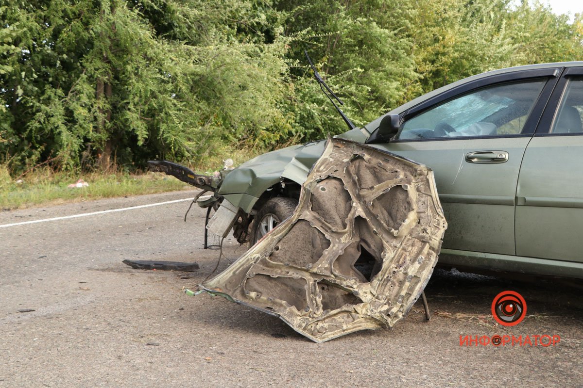 На трасі Дніпро - Кам’янське Chevrolet врізався у автобус: загинув водій легковика 10