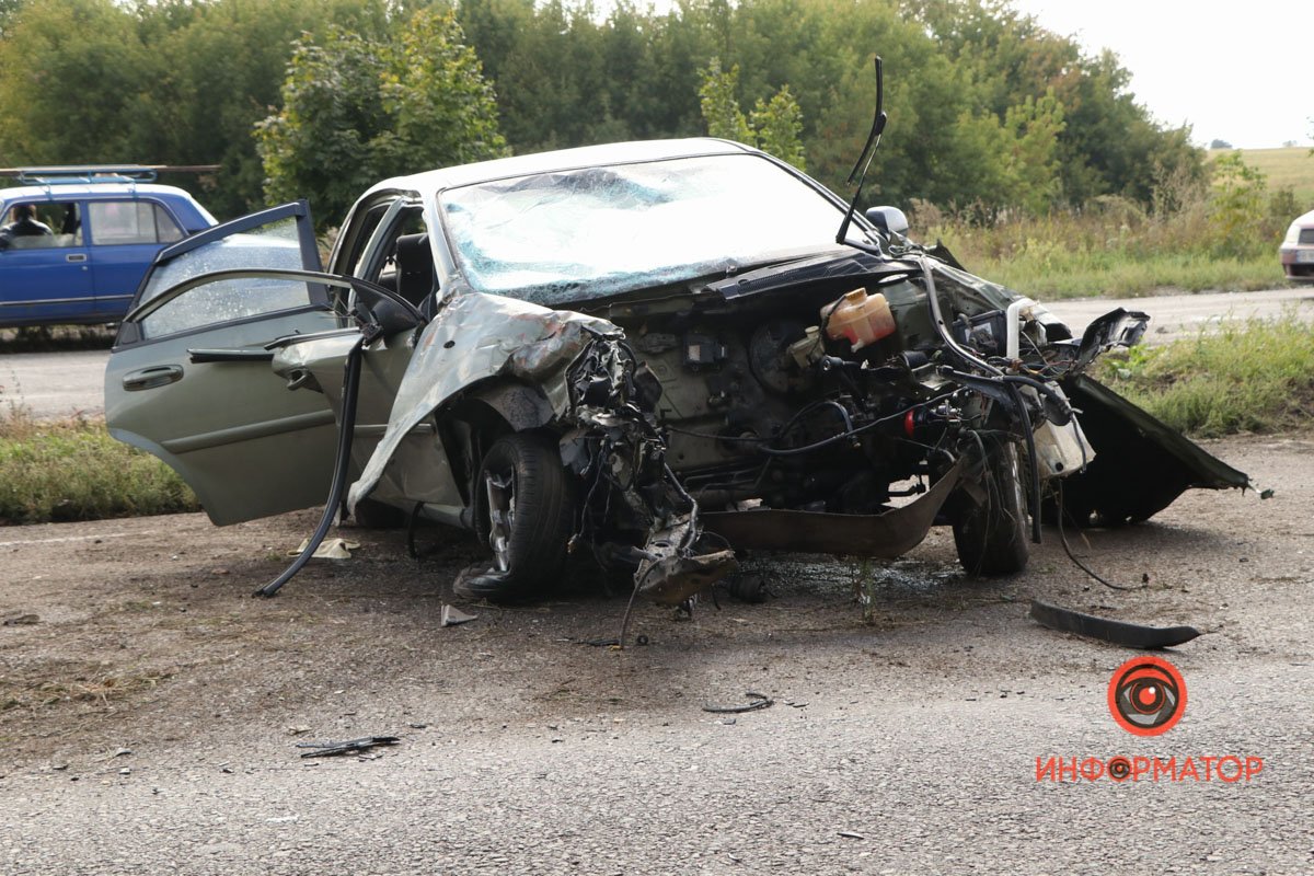 На трасі Дніпро - Кам’янське Chevrolet врізався у автобус: загинув водій легковика 8