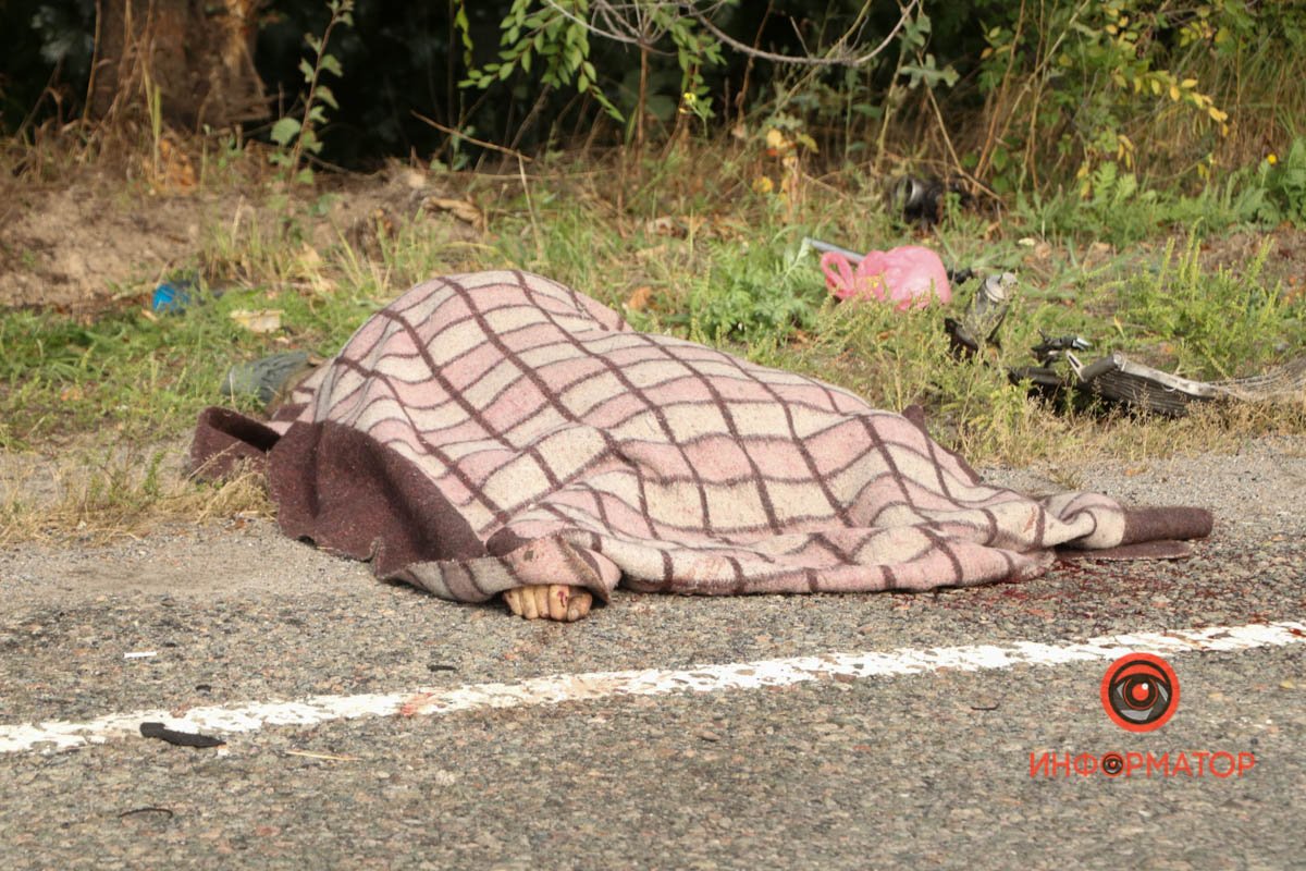 На трасі Дніпро - Кам’янське Chevrolet врізався у автобус: загинув водій легковика 13