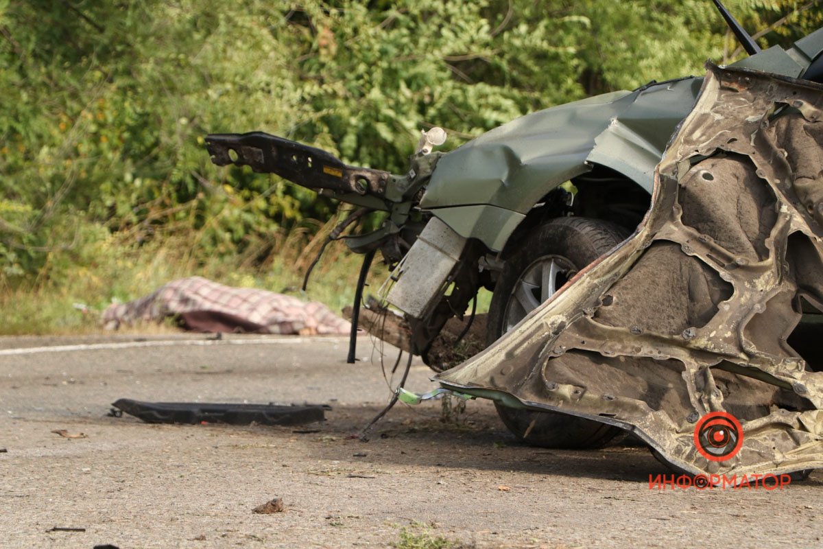 На трасі Дніпро - Кам’янське Chevrolet врізався у автобус: загинув водій легковика 16