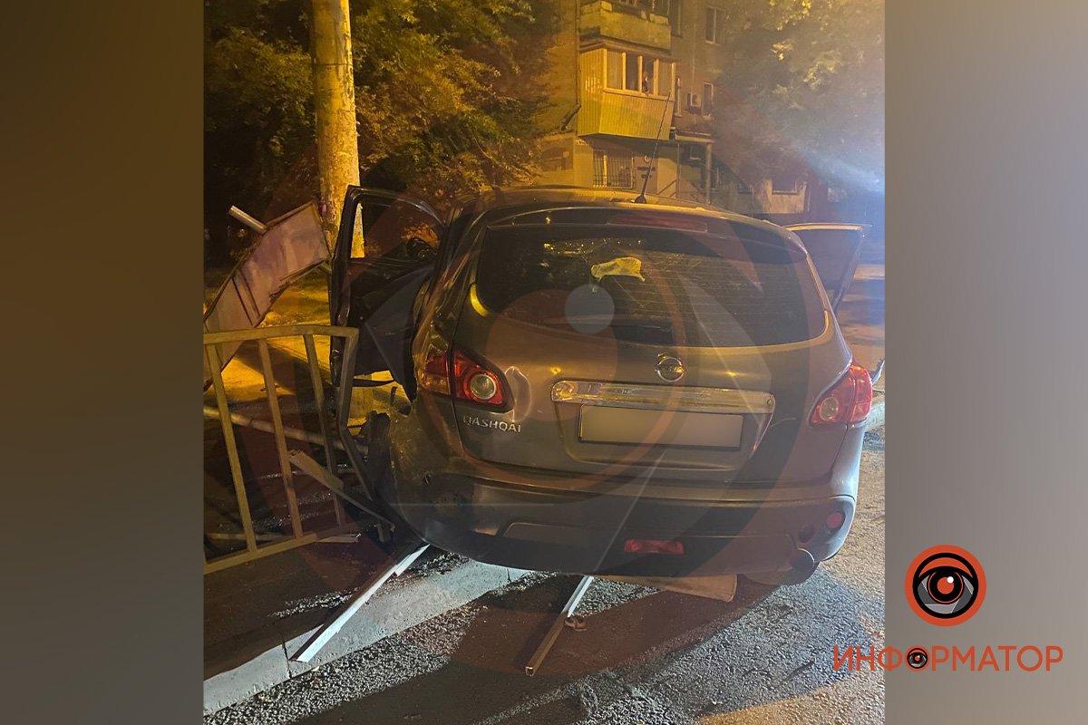 Infiniti врізався у Nissan Infiniti врізався у Nissan