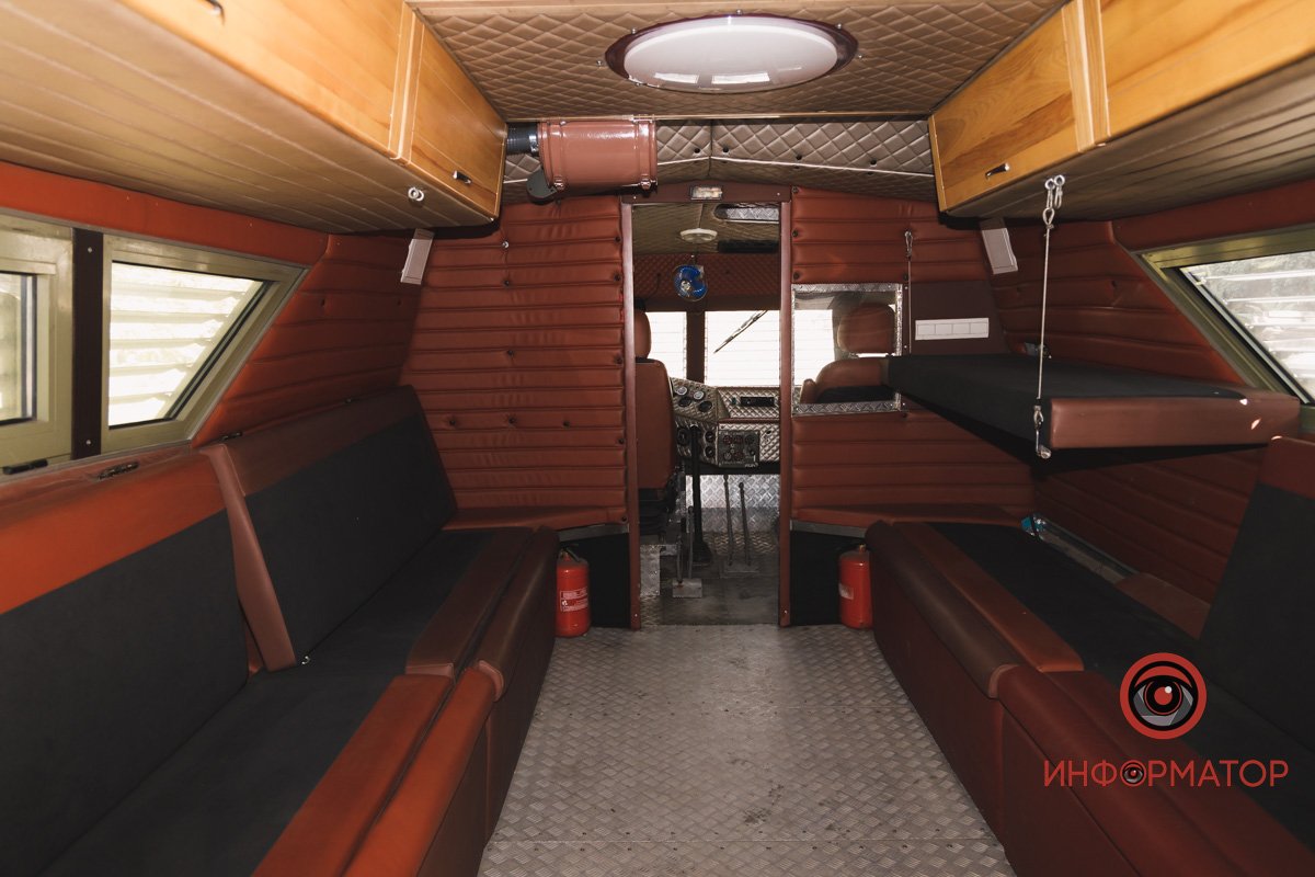 Можна розмістити 20-24 чоловік сидячи, або до 10 - лежачи Можна розмістити 20-24 чоловік сидячи, або до 10 - лежачи