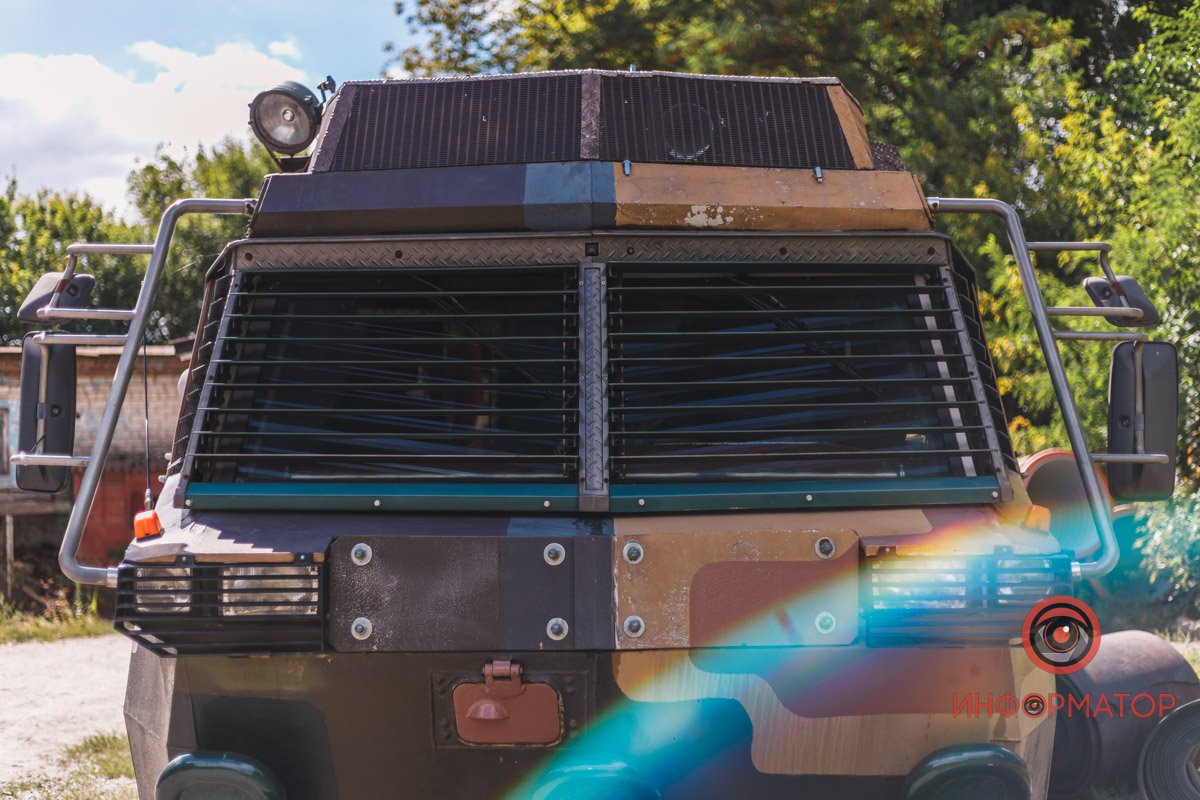 «Шторки» з металу поверх вікон «Шторки» з металу поверх вікон