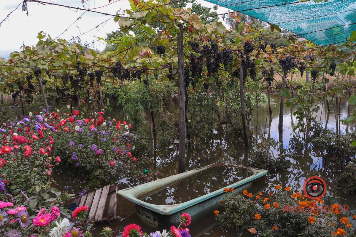 "Воду ви не зупините, як би ви не барикадувалися": жителі Кривого Рогу про наслідки затоплення після ракетного удару 10