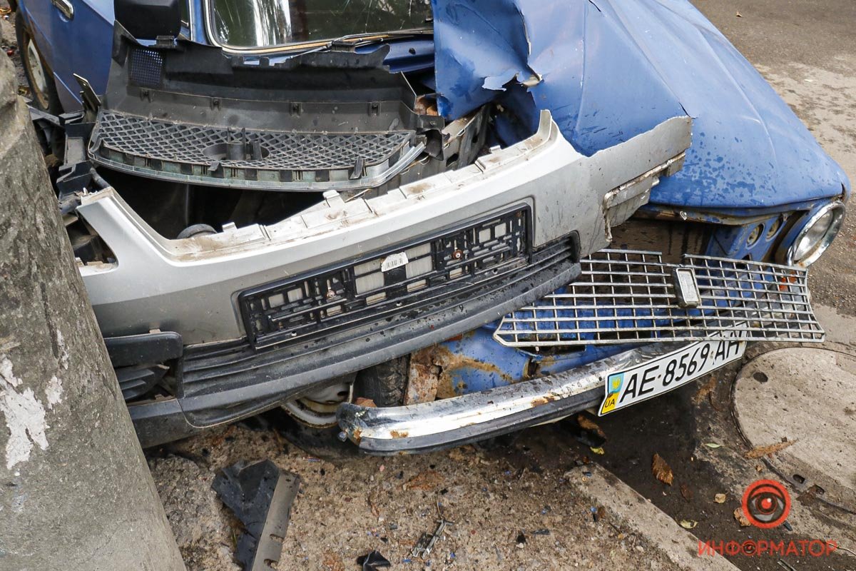 Він не впорався з керуванням та врізався у припаркований Ford