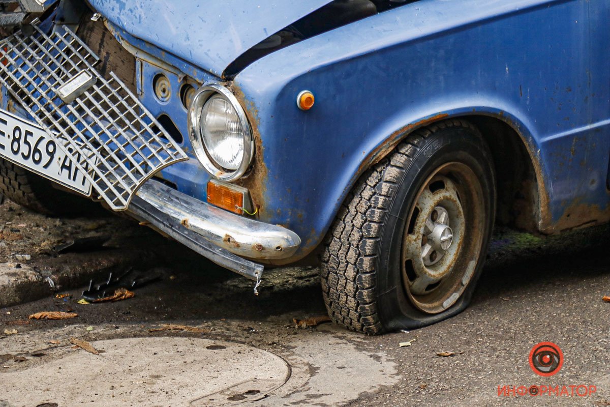 За словами жильців будинку, водій рухався на великій швидкості