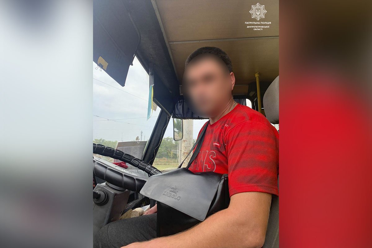 У п’ятницю, 16 вересня, у Дніпрі поліцейські зупинили автобус, який мав несправності У п’ятницю, 16 вересня, у Дніпрі поліцейські зупинили автобус, який мав несправності